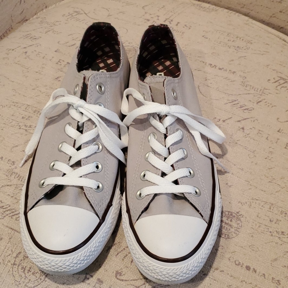 NWOT Grey and maroon plaid Converse